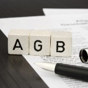 AGB Allgemeine Geschäftsbedingungen mit Dokument und Füller und Schreibtisch